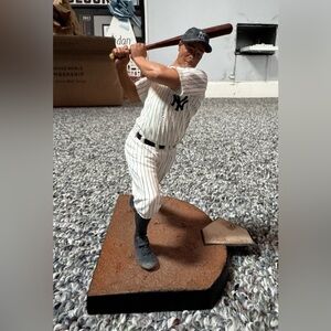 Lou Gehrig Yankees Figurine – 9” Collectible Baseball Statue